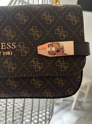 Bolso Guess Marrón Cadena Dorada