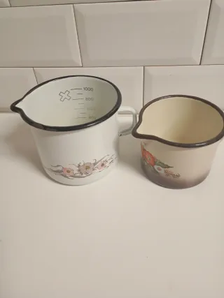 Jarras esmaltadas antiguas con flores