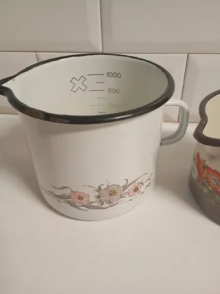 Jarras esmaltadas antiguas con flores