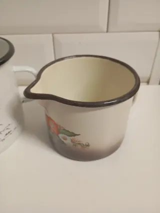 Jarras esmaltadas antiguas con flores