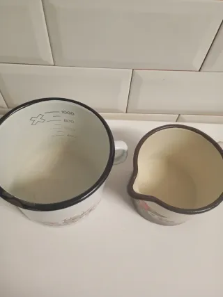 Jarras esmaltadas antiguas con flores