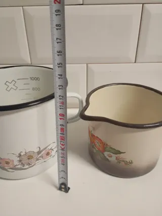 Jarras esmaltadas antiguas con flores