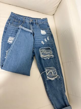 Pantalón vaquero desgarrado.