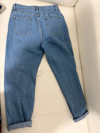 Pantalón vaquero desgarrado.