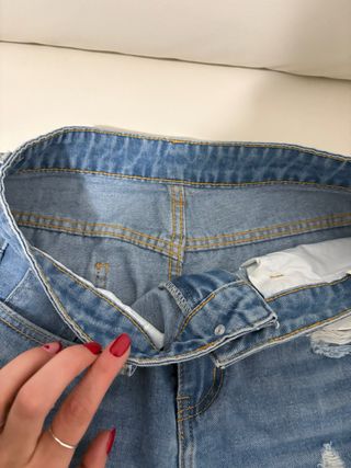 Pantalón vaquero desgarrado.