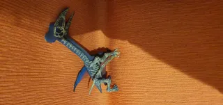 Juguete dinosaurio esqueleto azul