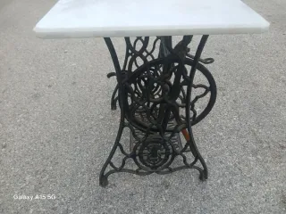MESA REALIZADA CON PIES DE MÁQUINA Y MARMOL.