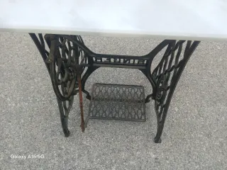MESA REALIZADA CON PIES DE MÁQUINA Y MARMOL.