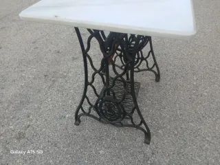 MESA REALIZADA CON PIES DE MÁQUINA Y MARMOL.