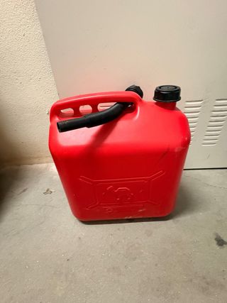 Bidón de gasolina rojo