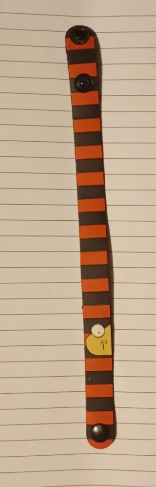 Braccialetto in silicone a righe rosse e nere