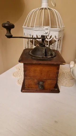 Macinacaffè vintage in legno e metallo