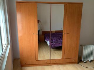 Armario, cómoda, dos mesitas de noche, y el mueble