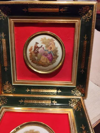 Lote platos enmarcados de porcelana decorada