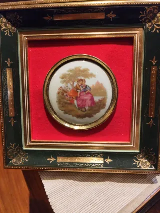 Lote platos enmarcados de porcelana decorada