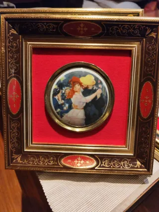 Lote platos enmarcados de porcelana decorada