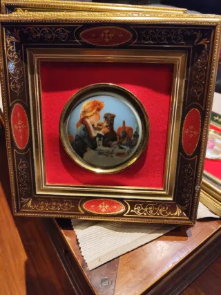 Lote platos enmarcados de porcelana decorada