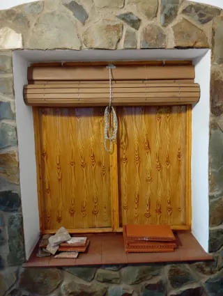 Ventanas de hierro con persianas. 6 ventanas.