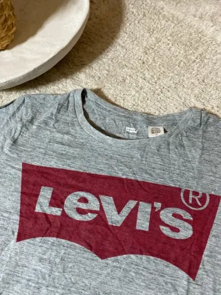Camiseta Levi's Gris Logo Rojo Talla L