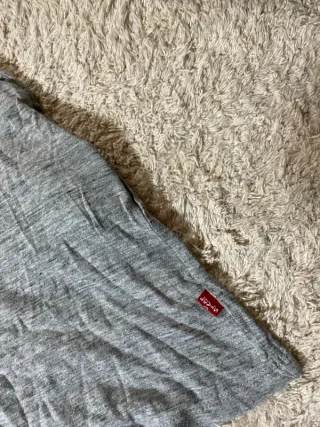 Camiseta Levi's Gris Logo Rojo Talla L