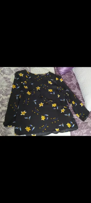 Blusa negra con estampado floral amarillo