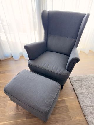 Sillón orejero STRANDMON gris con banco reposapiés