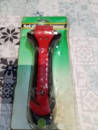 Martillo rompe cristales y corta cinturón