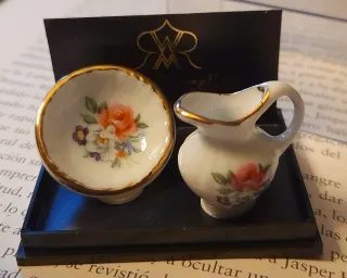 Set di miniature in ceramica con fiori dorati