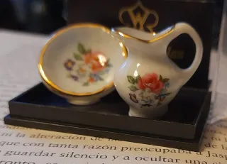 Set di miniature in ceramica con fiori dorati