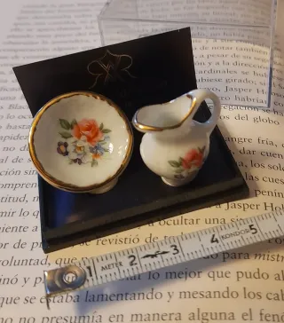 Set di miniature in ceramica con fiori dorati