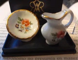 Set di miniature in ceramica con fiori dorati