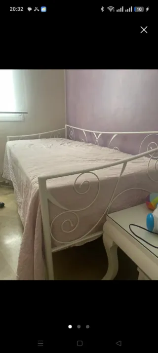 Cama de forja blanca y rosa
