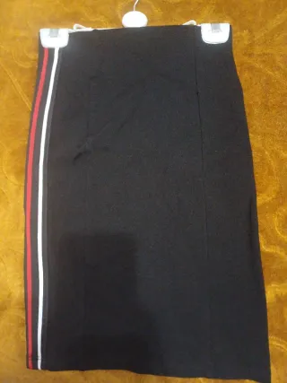 Falda negra con rayas laterales