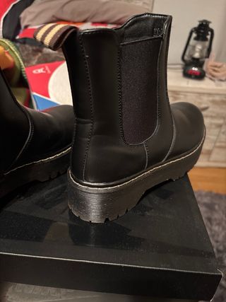 Botas negras con plataforma puesta en dos ocasione