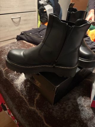 Botas negras con plataforma puesta en dos ocasione