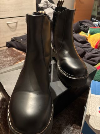 Botas negras con plataforma puesta en dos ocasione