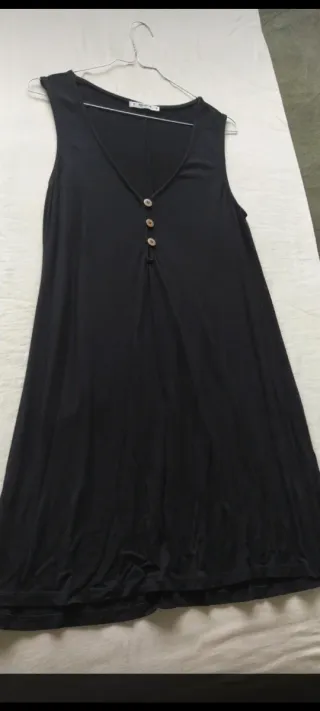 Vestido negro sin mangas con botones