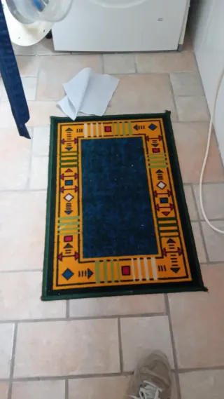Alfombra decorativa verde y amarilla