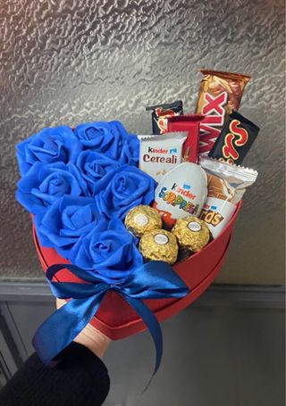 Cuore San Valentino con Rose Blu e Cioccolatini