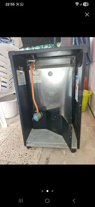 Estufa de gas negra y plateada