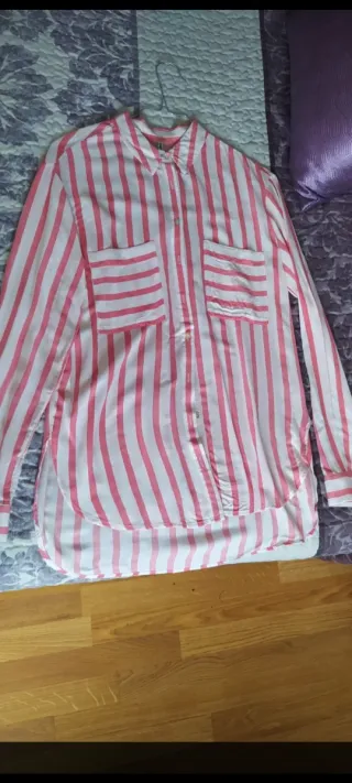 Camisa ligera de rayas rosas y blancas