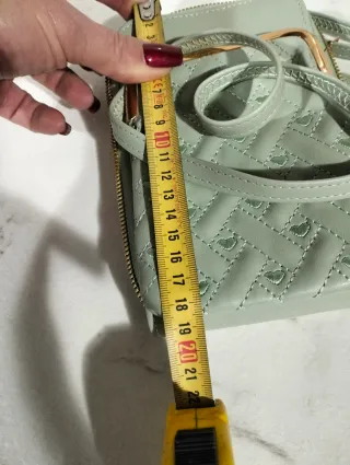 Borsello donna verde con dettagli oro