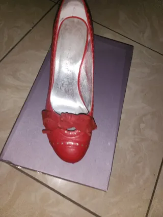 Scarpe rosse da donna con fiocco