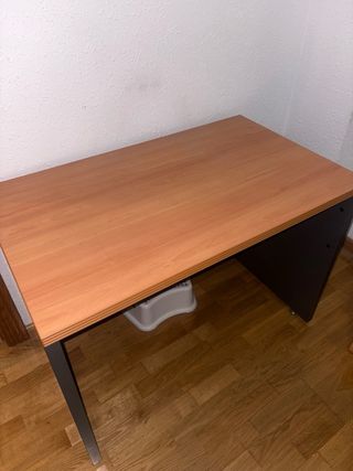 Mesa de escritorio madera y negro