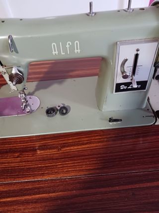 Máquina de coser Alfa De Luxe Vintage con mueble