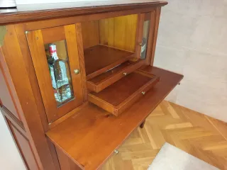 Mesa de centro y escritorio de madera y cristal.