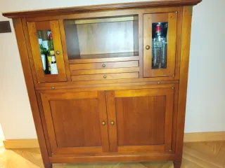 Mesa de centro y escritorio de madera y cristal.