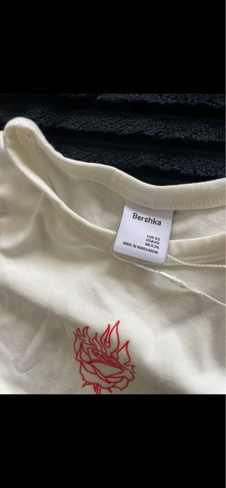 Camiseta beige con rosa en llamas