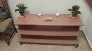 Mesa baja con ruedas