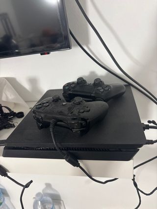 PS4 Negra + 2 Mandos